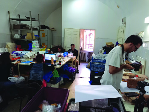 Fig. 1. Prelucrarea, fotografierea și inventarierea electronică a materialelor arheologice descoperite în campaniile 2017-2022.